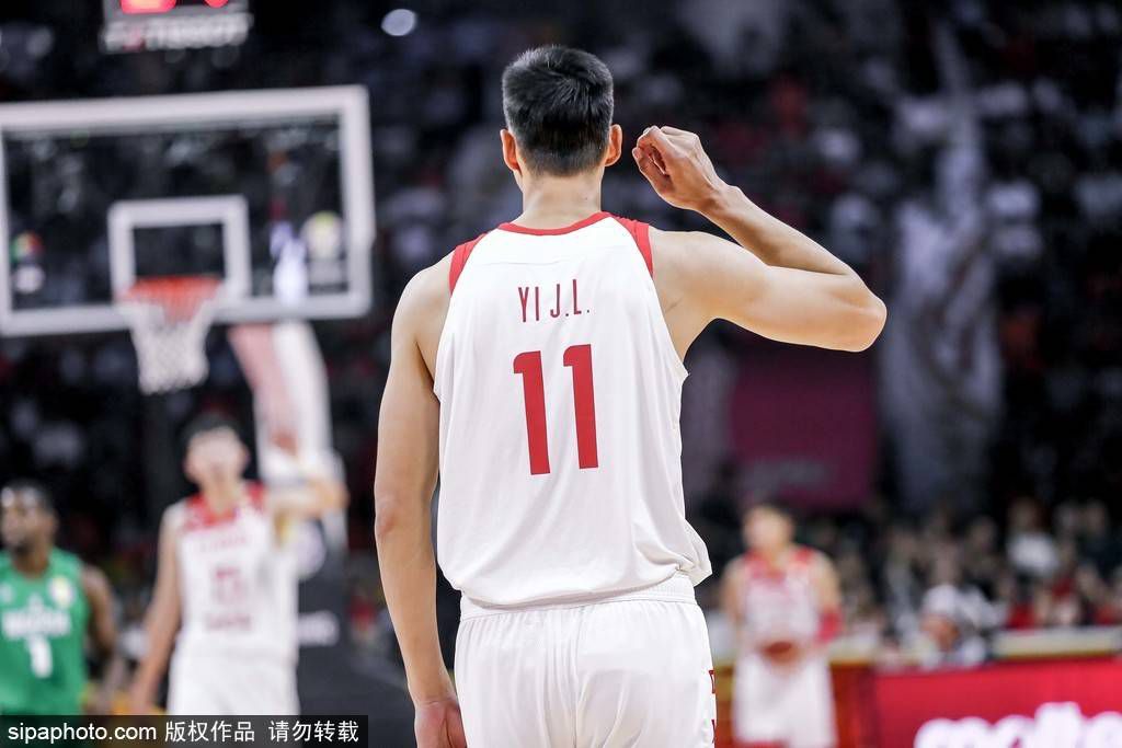 也因此，俱乐部以巨额费用引进了很多滕哈赫的旧部，比如奥纳纳、利桑德罗和安东尼，但收效甚微。
